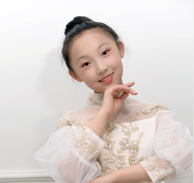 光荣的升旗手——五（8）中队徐亦辰