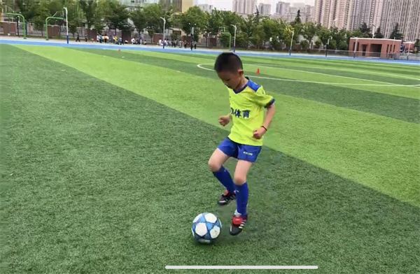 光荣的升旗手——一（20）中队周子谦