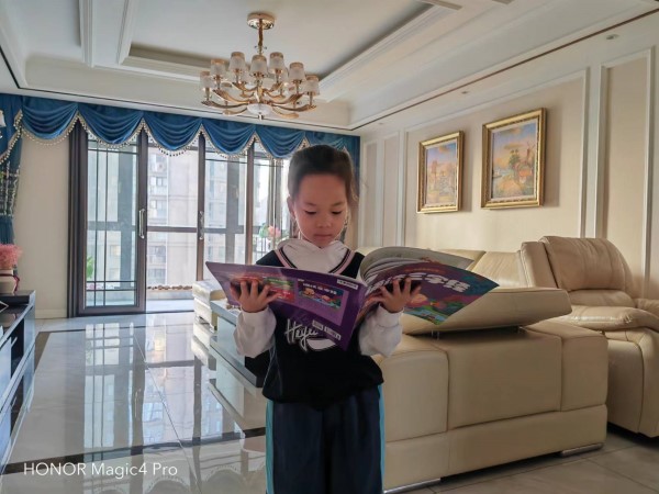 光荣的升旗手：一（10）班丁悦