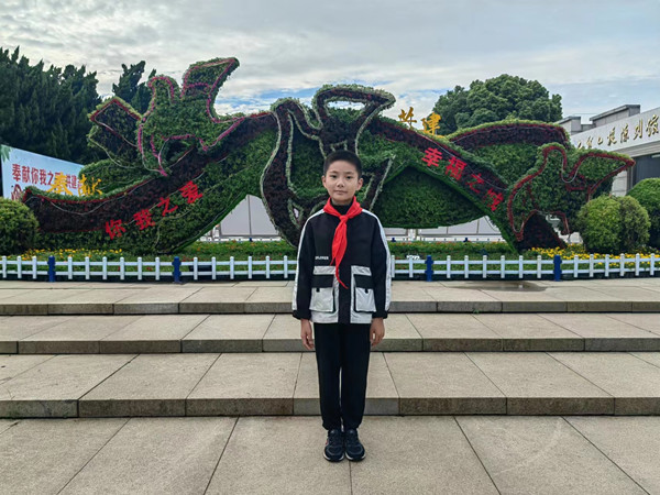 光荣的升旗手：四(17)中队胡茗哲