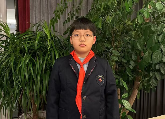 光荣的升旗手：六(10)中队顾珂