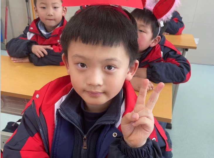 光荣的升旗手：一（15）预备中队周玥岷