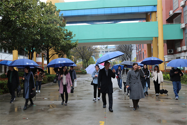 太仓港城小学教育集团管理团队来恒信彩访学交流