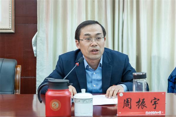 春风拂面百花艳  策马扬鞭再出发