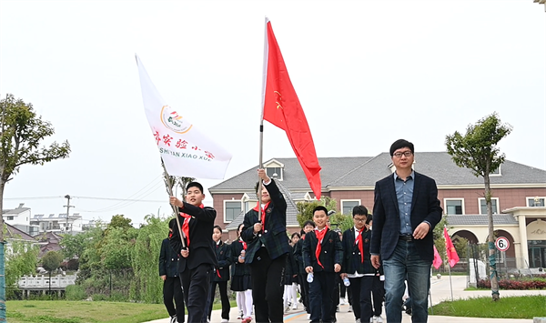 甸南甸北皆春水   喜见“劳动”碧四周