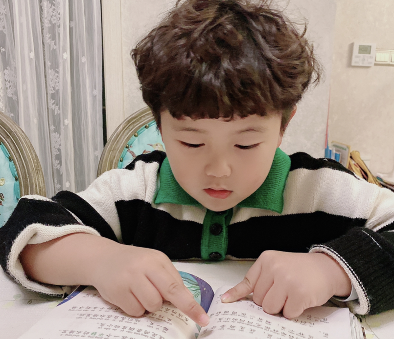 光荣的升旗手：一（23）预备中队陈未朗