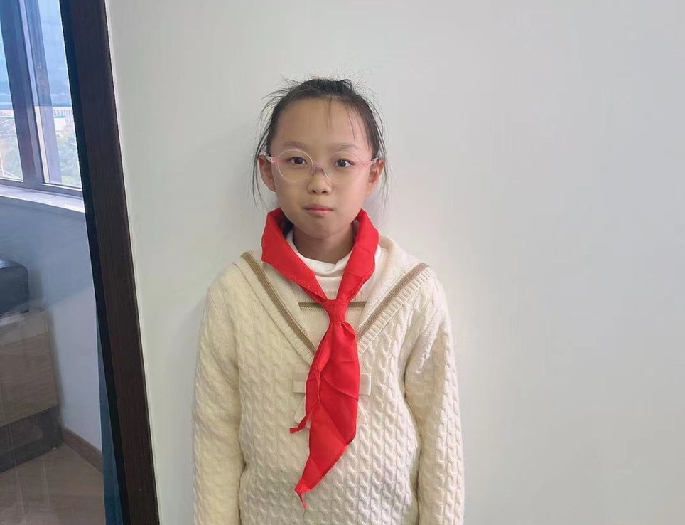 光荣的升旗手：六(4)中队钱怡祯