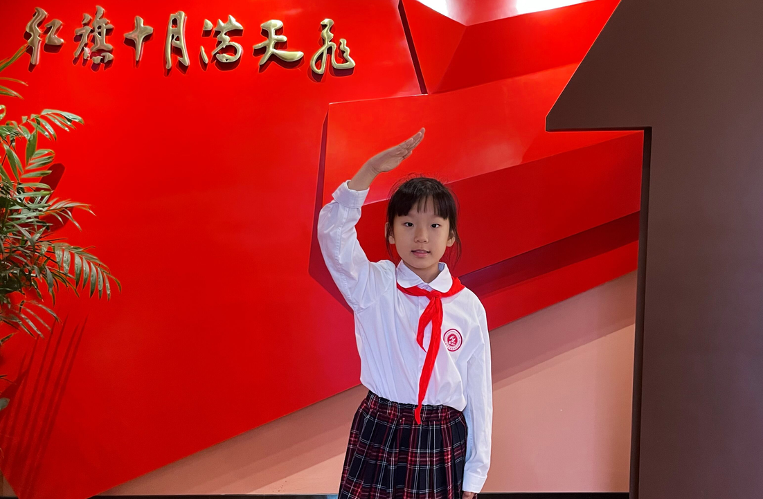 光荣的升旗手：四(16)中队王歆彤