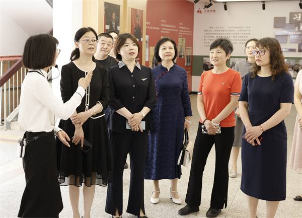 海安市总工会、教体局领导赴海安实小指导康乃馨服务站建设工作