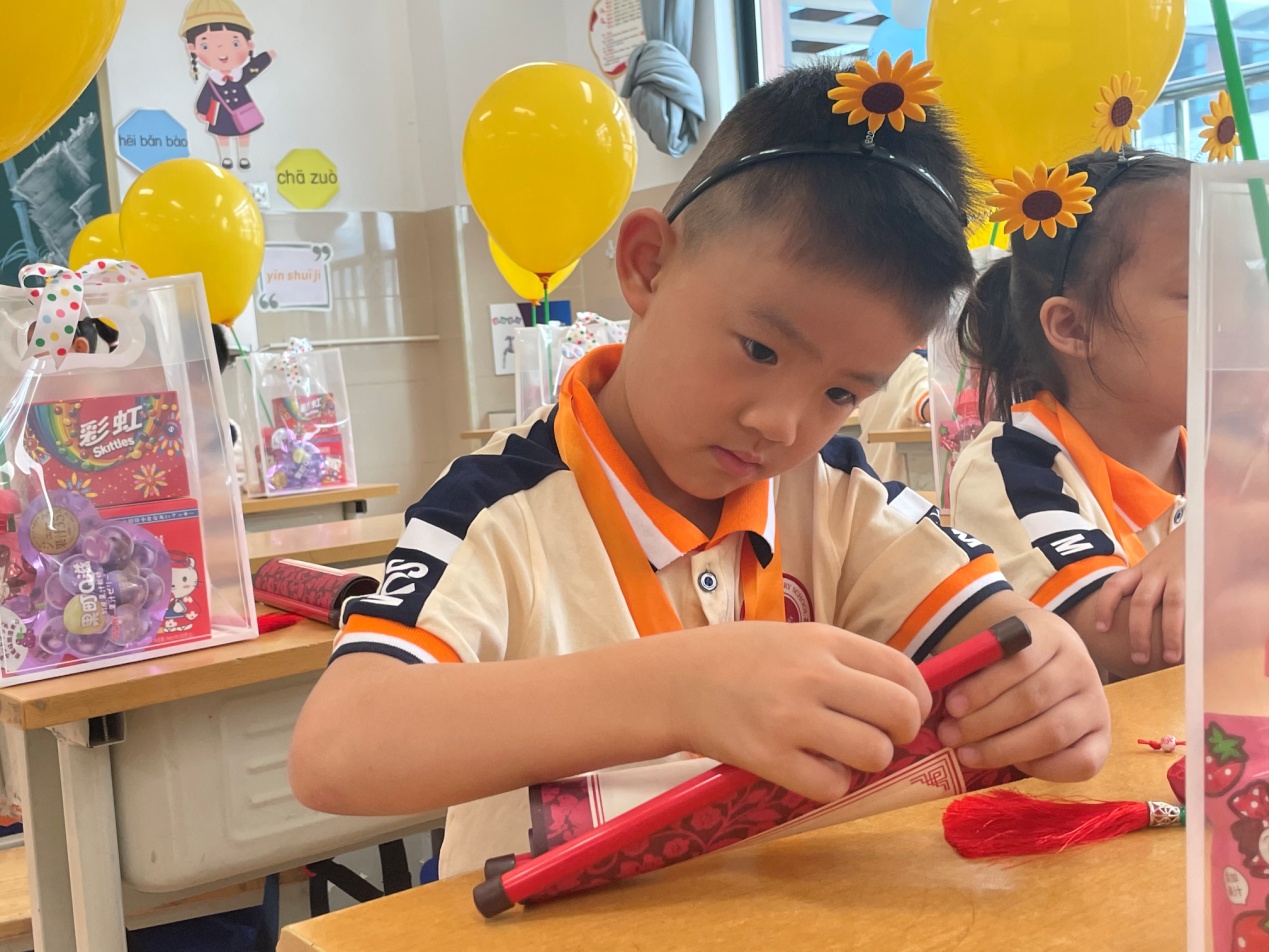 光荣的升旗手：一（25）班夏羽宸