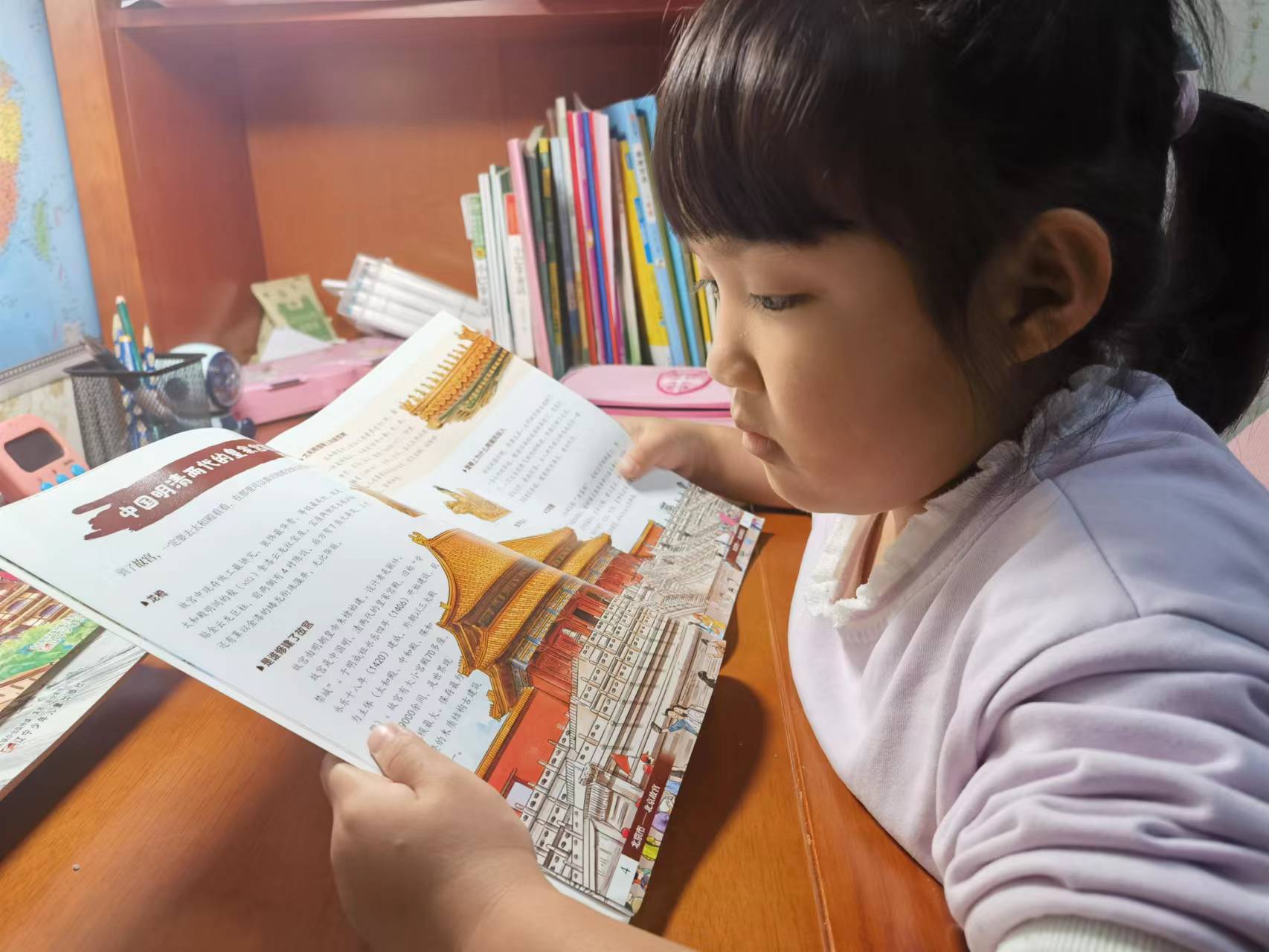 光荣的升旗手：一（1）班戴嘉仪