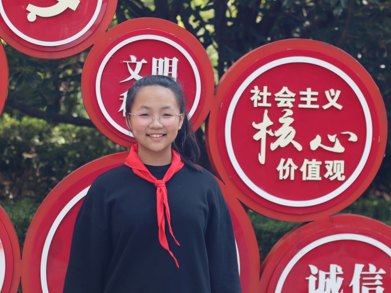 ​光荣的升旗手：六（11）中队于子倩