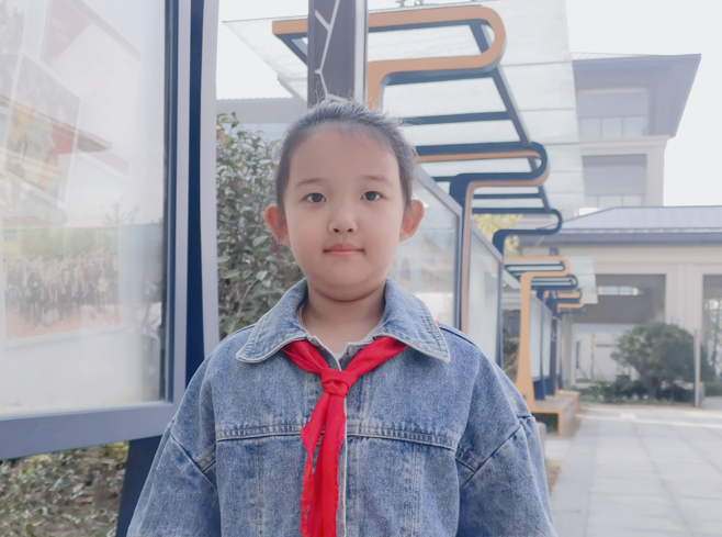 光荣的升旗手：二（1）中队陈悦怿