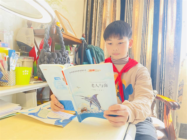 书卷多情似友人，晨昏忧乐每相亲