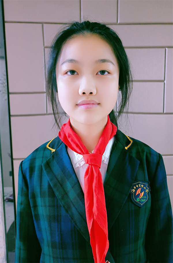 光荣的升旗手：六（12）中队汤馨悦