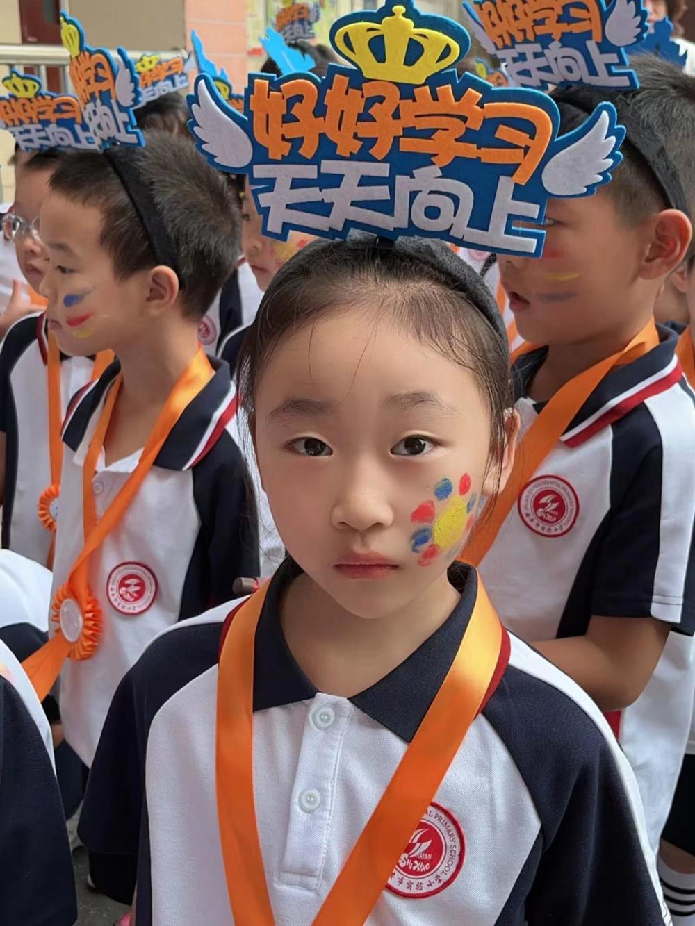 光荣的升旗手—— 一（16）班缪青岑