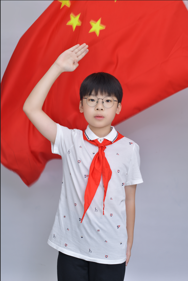 光荣的升旗手：五（12）中队张梓恒