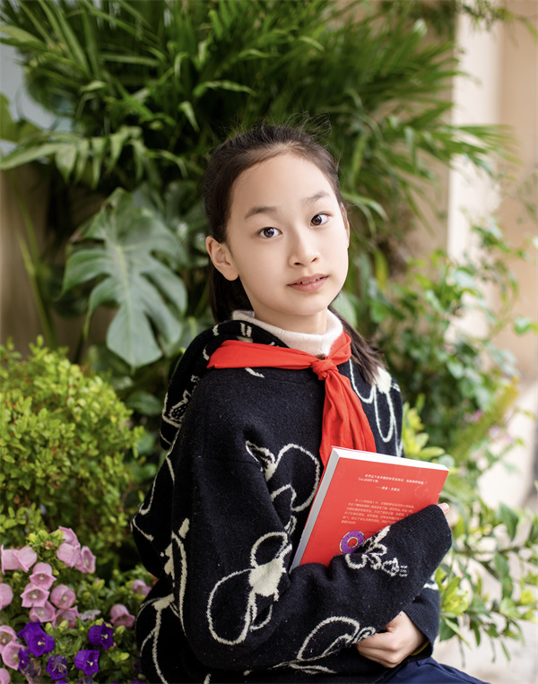 光荣的升旗手——四(17)中队吴佳娜