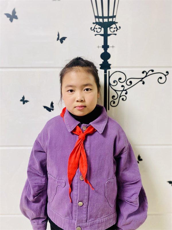 ​光荣的升旗手：三（13）中队朱可妍