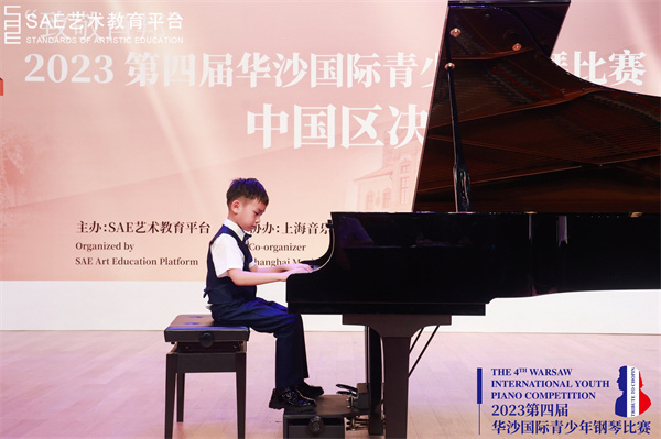 ​光荣的升旗手：一（1）班吴倬逸