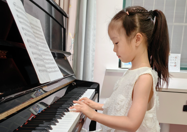 光荣的升旗手：二（3）中队唐若毓