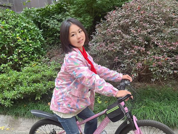 光荣的升旗手：五（1）中队吴朔仪