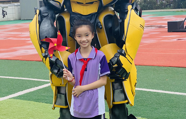 光荣的升旗手：四（2）中队王冠椬