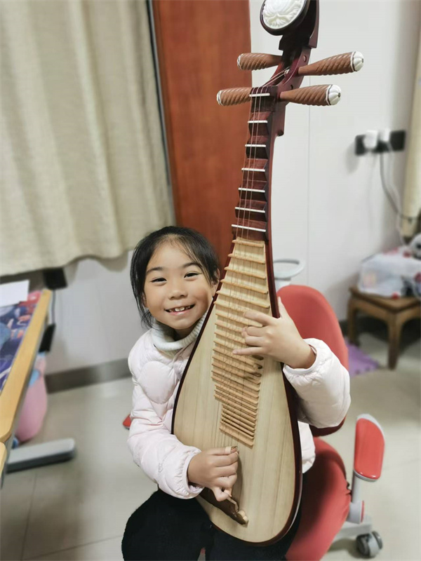 光荣的升旗手：一(3)班韩梓钰