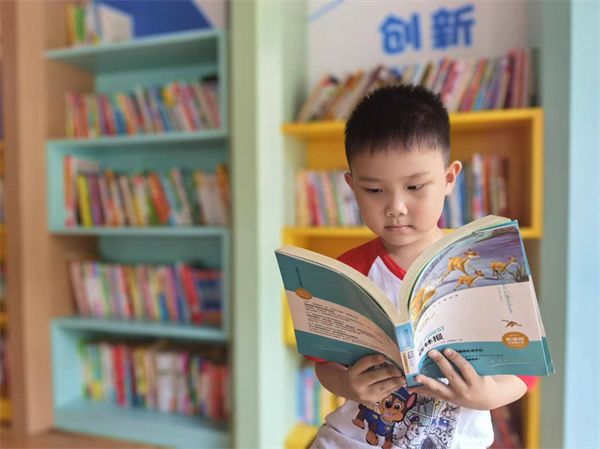 光荣的升旗手：一（7）班赵翊齐