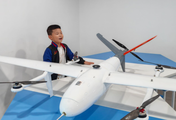 光荣的升旗手——一（1）班袁泽林