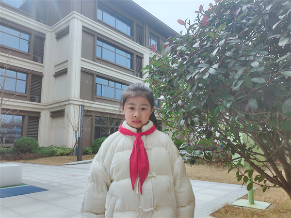 光荣的升旗手：二（1）中队吴昕颐