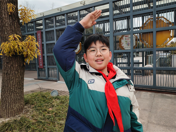 光荣的升旗手：五（15）中队朱彦喆