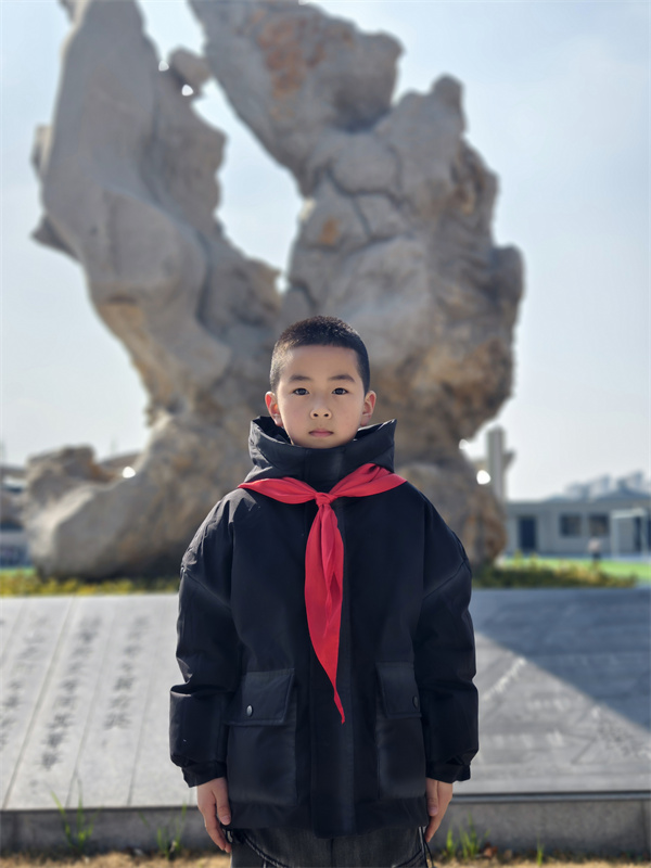 光荣的升旗手：二（3）中队蒋琦琛