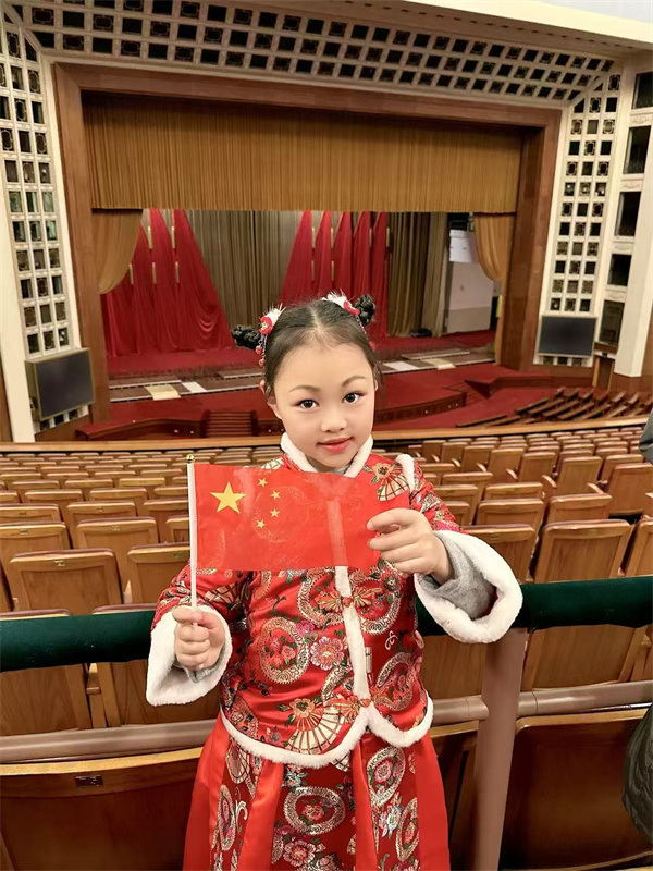 光荣的升旗手：三（17）中队陈睿冰