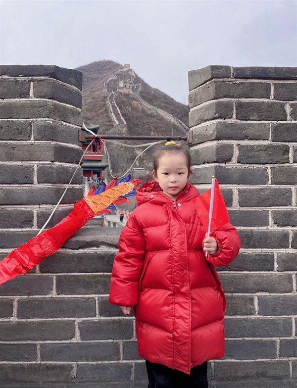 光荣的升旗手：一（16）班储昕悦