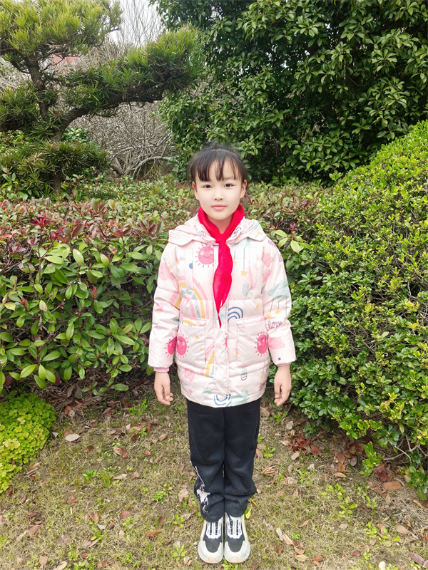 光荣的升旗手：二（6）中队陈怡彤