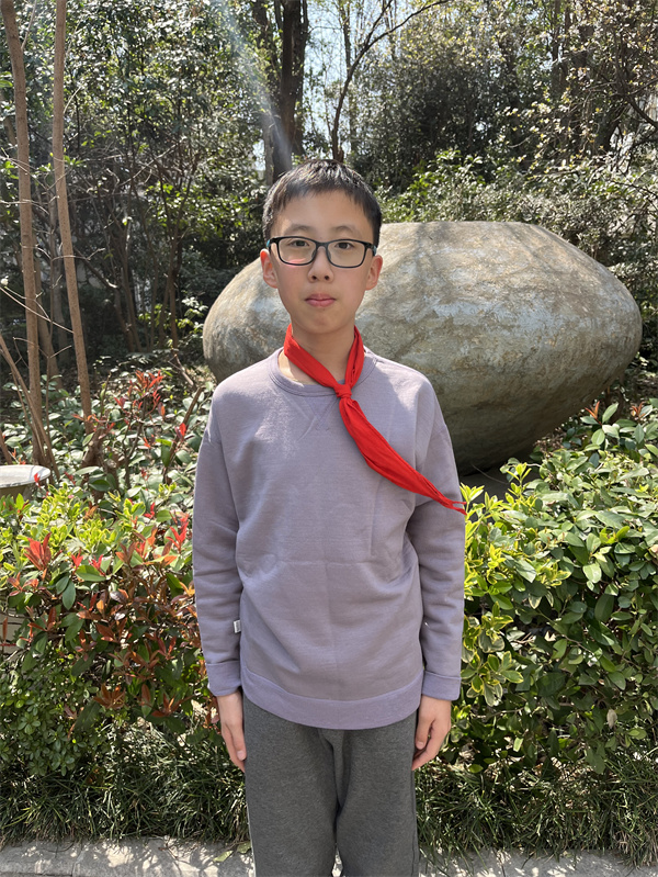 光荣的升旗手——六（16）中队邱思远