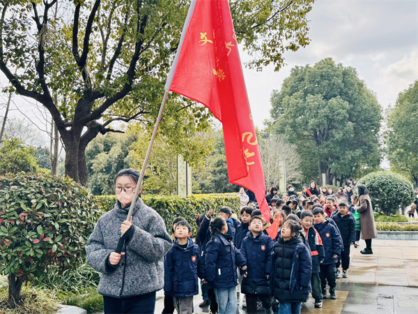 探秘垃圾处理厂 点亮环保小梦想