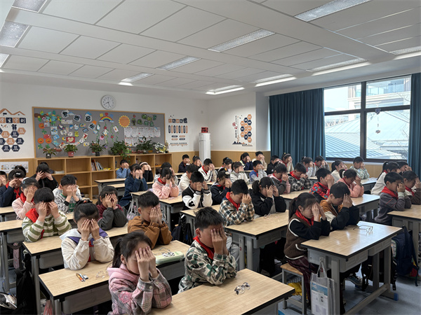 爱眼有方   “睛”彩童年