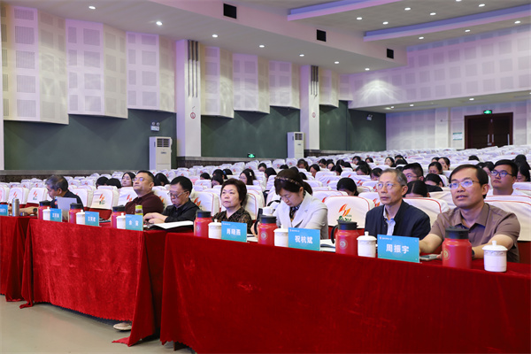 ​海安市教体系统“天天向上·行知研习社”领军人才培养暨南通市中青年名师徐金贵工作室专题研讨活动在海安实小举行