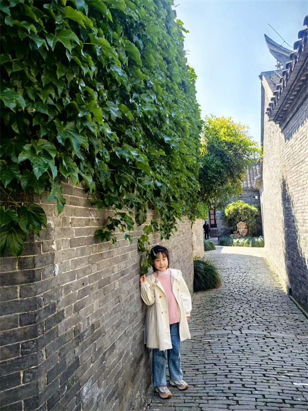 光荣的升旗手：一（6）班邓庭安