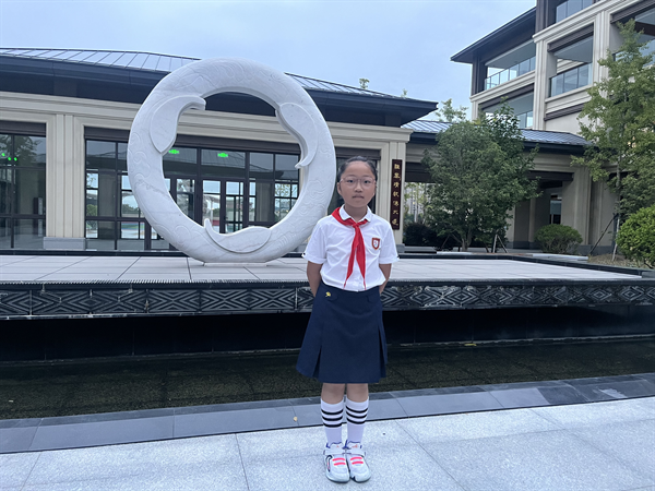 光荣的升旗手——四（1）中队杨佳睿