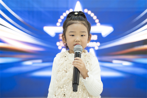 光荣的升旗手：一（1）班陆潼