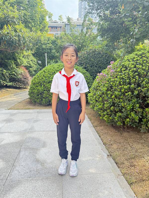 光荣的升旗手：四（23）中队季符涵