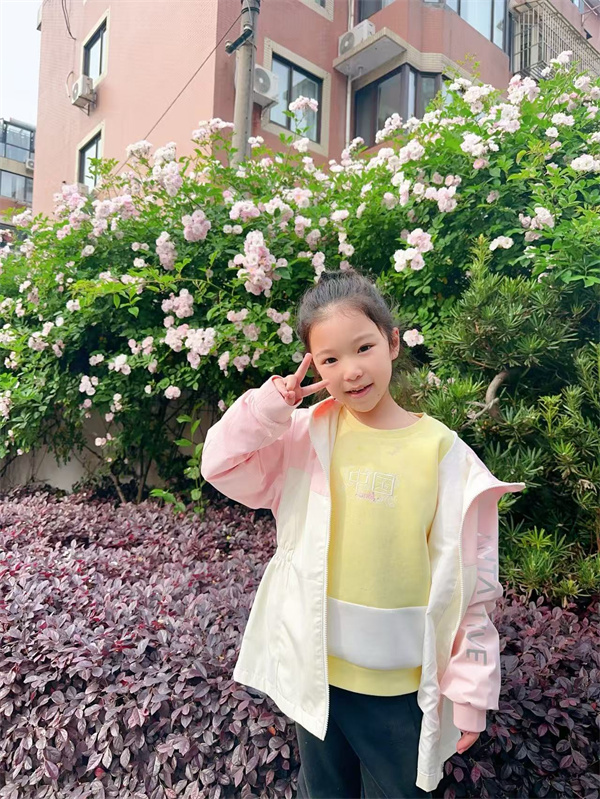 光荣的升旗手：一（2）班刘锦瑶