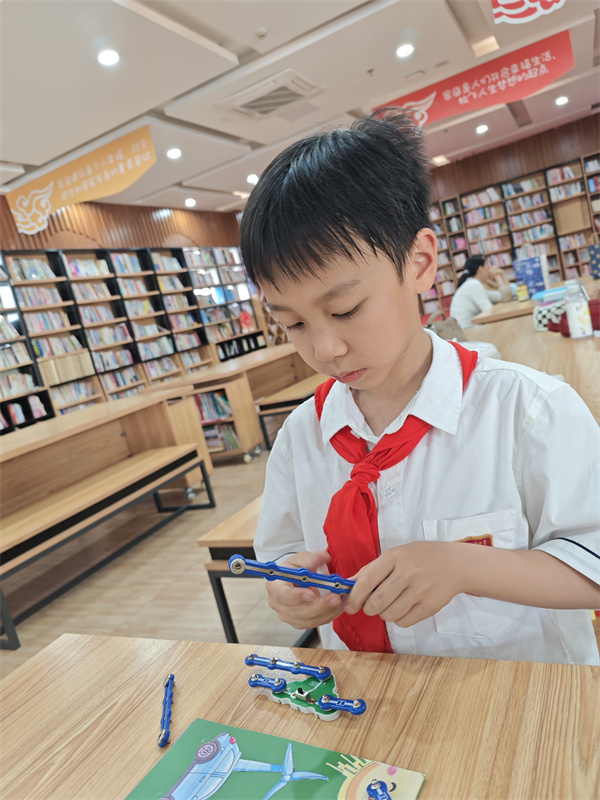 光荣的升旗手：三（23）中队成思诺