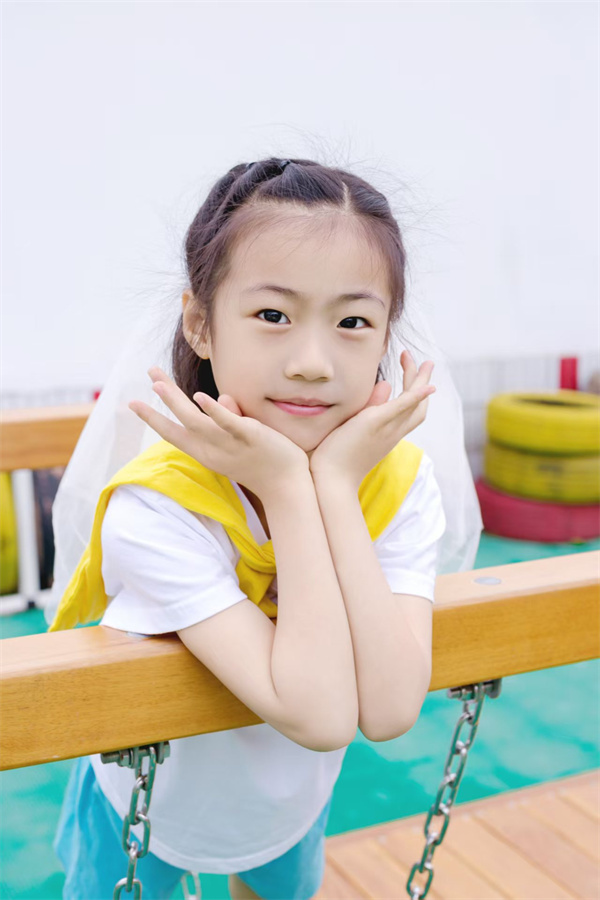 光荣的升旗手：一（7）班 卞伊一