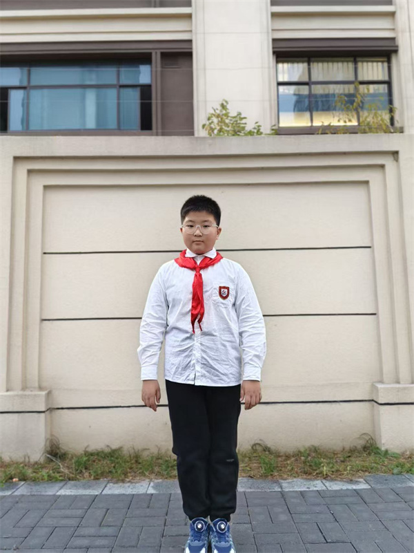 光荣的升旗手：三（4）中队丁勉文