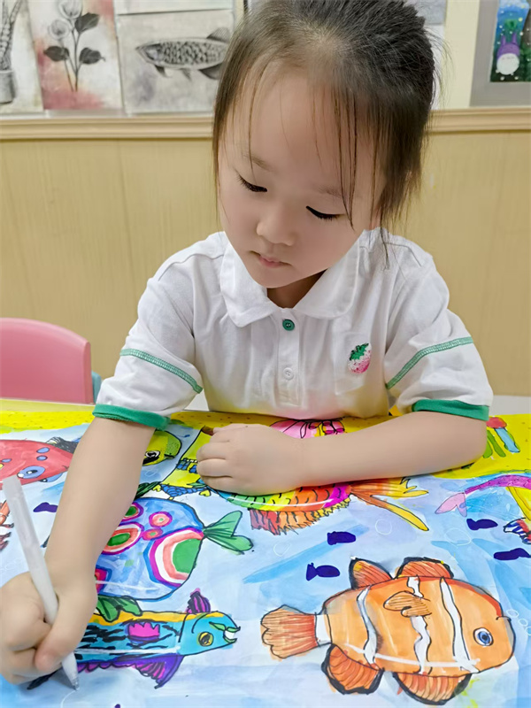 光荣的升旗手：一（8）班张佳溪