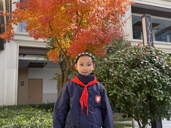 光荣的升旗手——二（3）中队沈钰涵